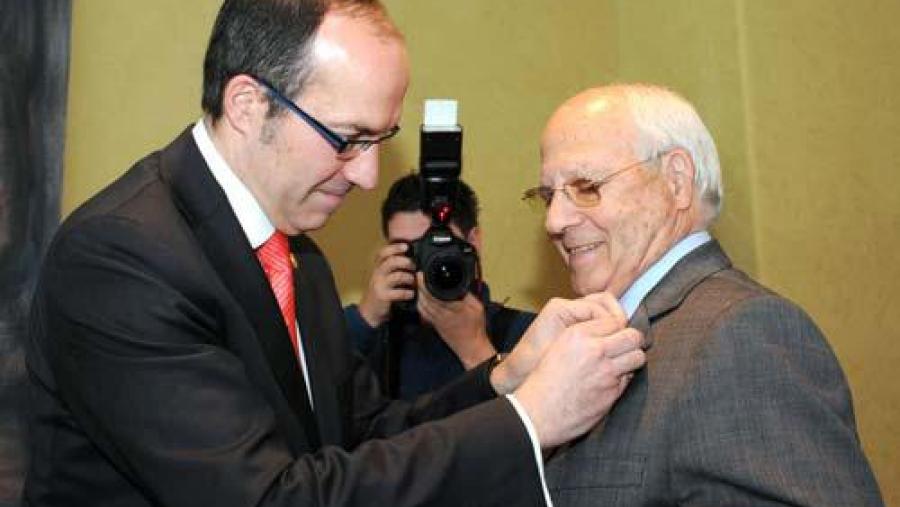 O reitor imponlle a insignia de ouro da USC a José Gabriel Barreiro