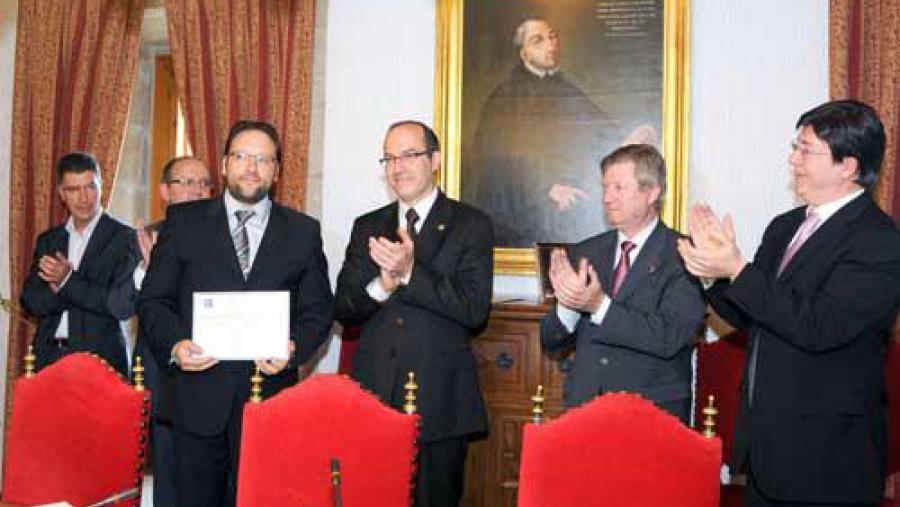 Un dos promotores de AMSlab recolle o primeiro premio do Concurso