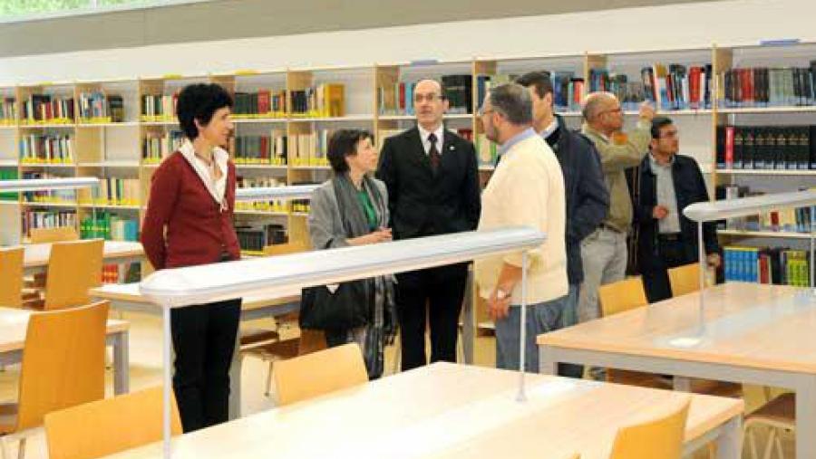 Nun momento da visita ás novas instalacións da biblioteca do centro