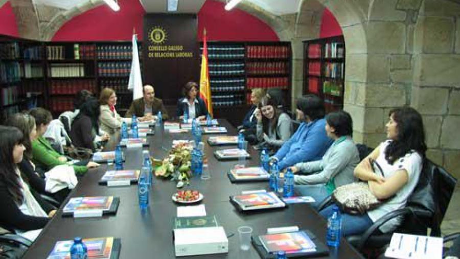 Os alumnos da Escola Universitaria de Relacións Laborais de Lugo durante a súa visita ao Consello Galego de Relacións Laborais