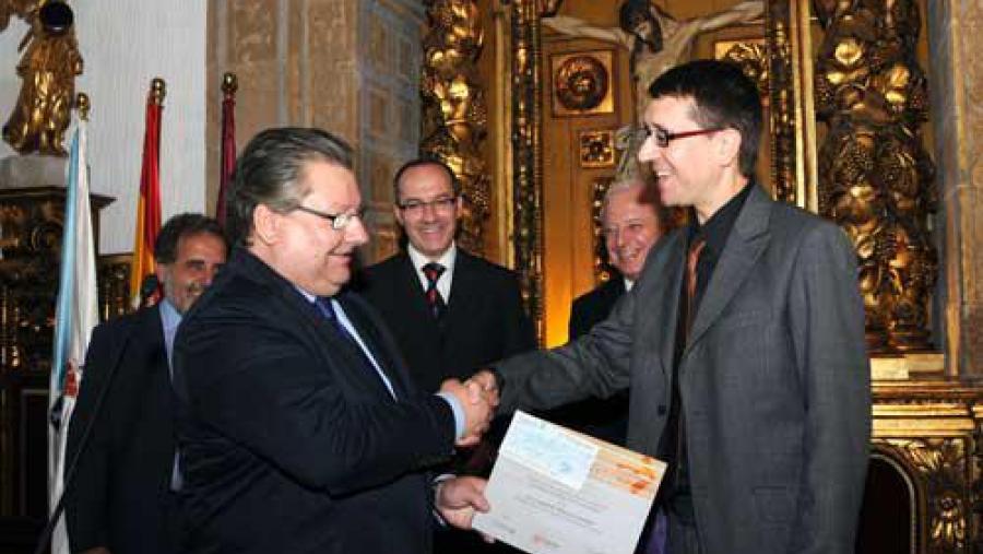 O presidente de AITEMIN entregoulle o premio a David Rubinos