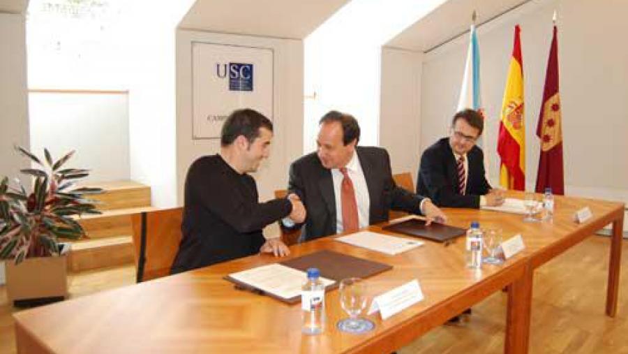 Momento no que Carlos Herrero (centro) e Pablo González formalizan o compromiso de colaboración das dúas entidades. Á dereita, Javier Bueno