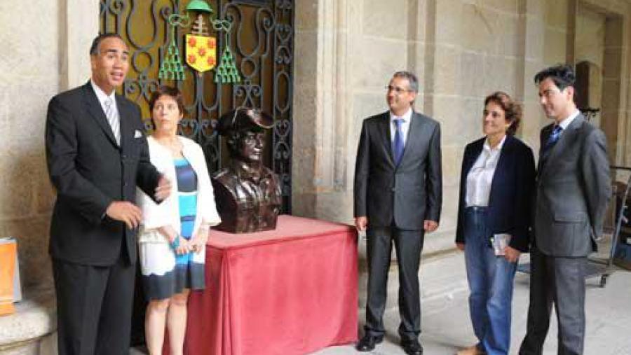 O embaixador da República de Panamá, Miguel Ángel Cañizares, primeiro póla esquerda, entregou a USC o busto de Omar Torrijos. No acto de entrega participaron o vicerreitor de Política Internacional,...