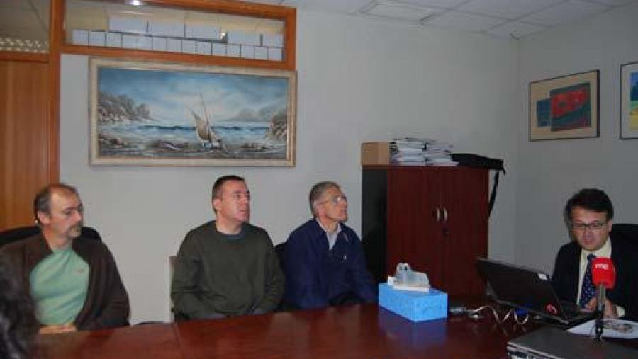 Javier Bueno durante a presentación do congreso, acompañado de varios membros do comité organizador