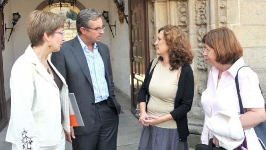 O vicerreitor de Política Internacional, Agustín Merino conversa coa profesora de Ciencias da Educación,  Beatriz Cebreiro, e dúas representantes de centros educativos que participan no Programa...