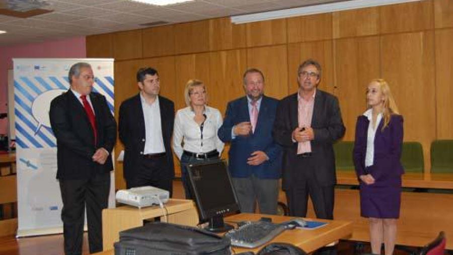 De esquerda a dereita, o vicerreitor adxunto de Investigación e Proxección Exterior, Jesús Casabiell Pintos; o director xeral de Xuventude e Voluntariado, Ovidio Rodeiro Tato; a decana da facultade,...