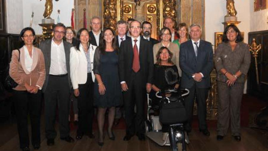 O novo equipo decanal xunto a integrantes do Consello de Dirección da USC