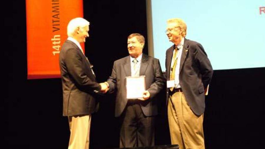 O catedrático Antonio Mouriño no momento en que lle entregaron o recoñecemento