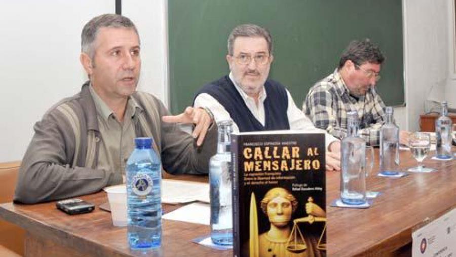 Francisco Espinosa -no centro-, acompeñado de Lourenzo Fernández, presentou na USC o seu último libro