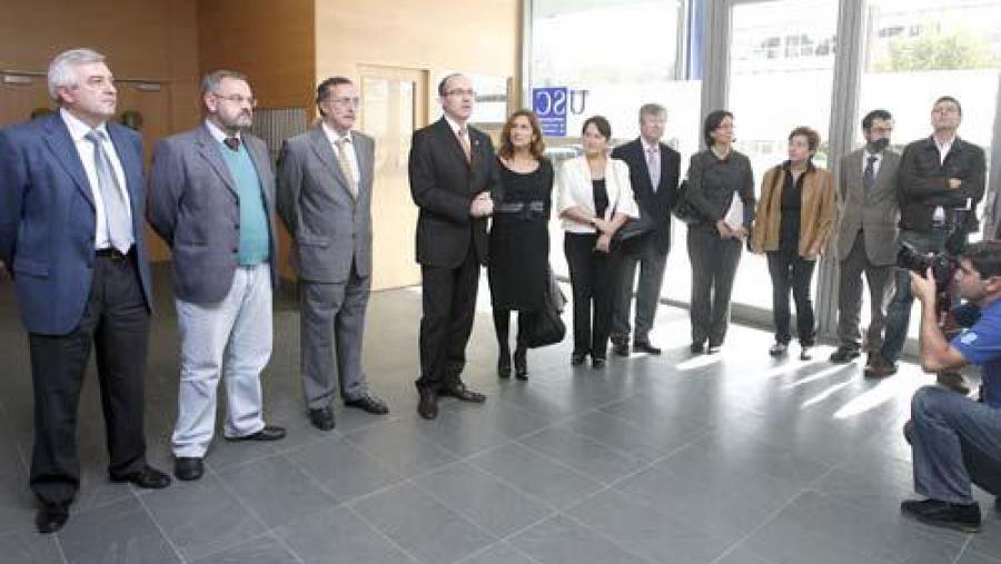 No acto de inauguración, o reitor Senén Barro estivo acompañado dos integrantes do consello de dirección así como de representantes do concello e do Consello Social