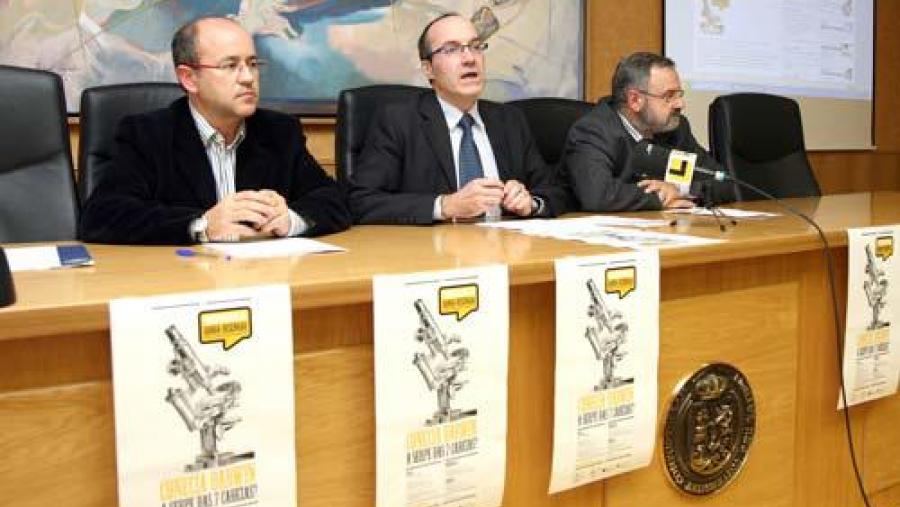 Carlos Ferrás, Senén Barro e Jaime Gómez, nun momento da presentación de 'Coñecía Darwin a serpe das 7 cabezas?'
