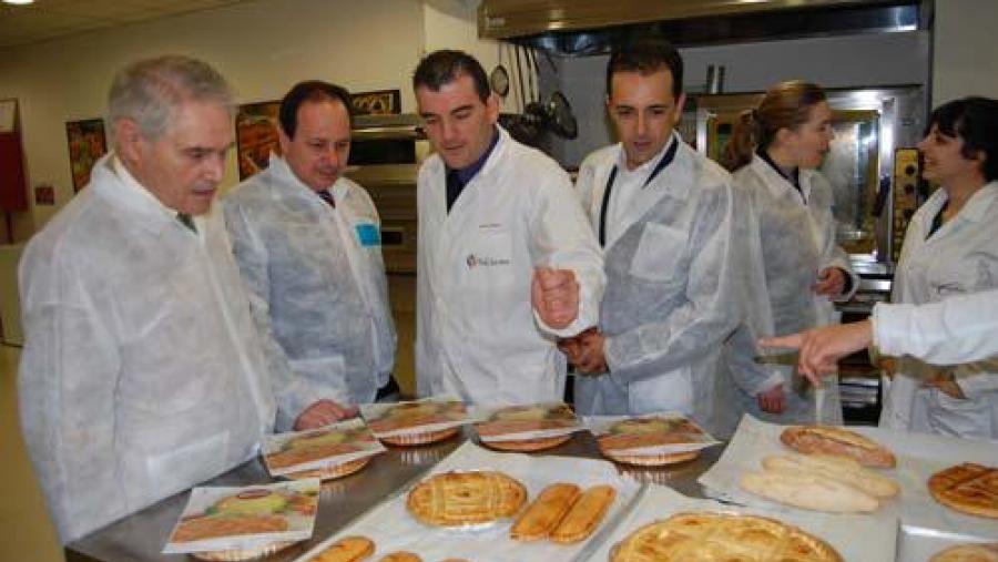 Álvaro Rodríguez e Carlos Herrero atenden ás explicacións do director comercial de Ingapan, Manuel López