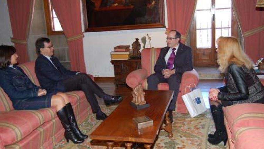 O reitor e Guilherme d´Oliveira estiveron acompañados da vicerreitora Elvira Fidalgo e da profesora Isabel Morán