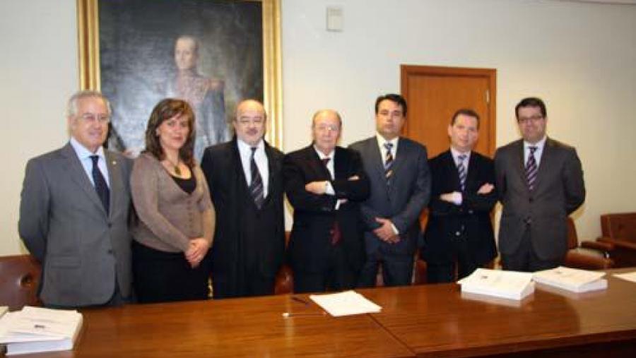 De esquerda á dereita: Enrique Gómez-Reino Carnota, Teresa Carballeira, Jesús Prieto de Pedro, Ramón Parada Vázquez, Machidovel Trigueiro Filho, Roberto Blanco Valdés e Mariano Bacigalupo