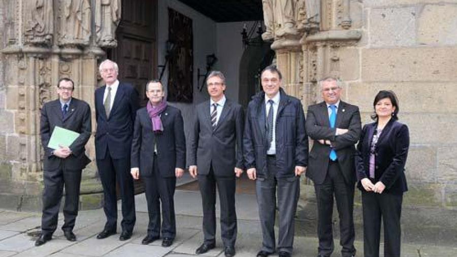 Diante do Pazo de San Xerome, os integrantes do xurado co vicerreitor de Política Internacional da USC. De esquerda a dereita: Alberto Díez de Castro, Maurits van Rooijen, Xesús Vázquez Abad, Agustín...