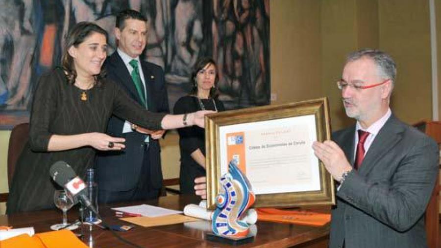 Roberto Pereira Costa recibiu o recoñecemento de mans da decana do centro