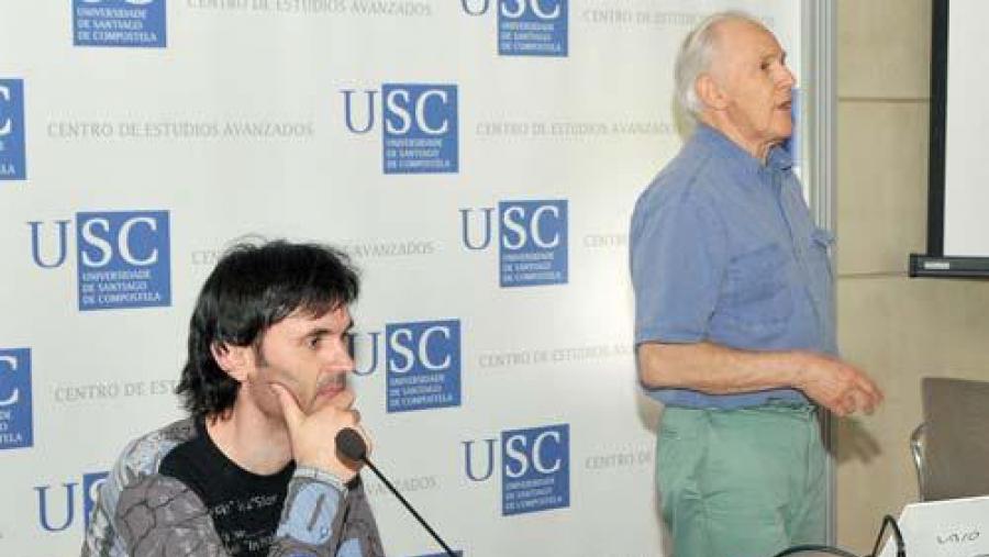 Kroto, acompañado de Jorge Mira, reuniuse con persoal investigador da USC  no CEA