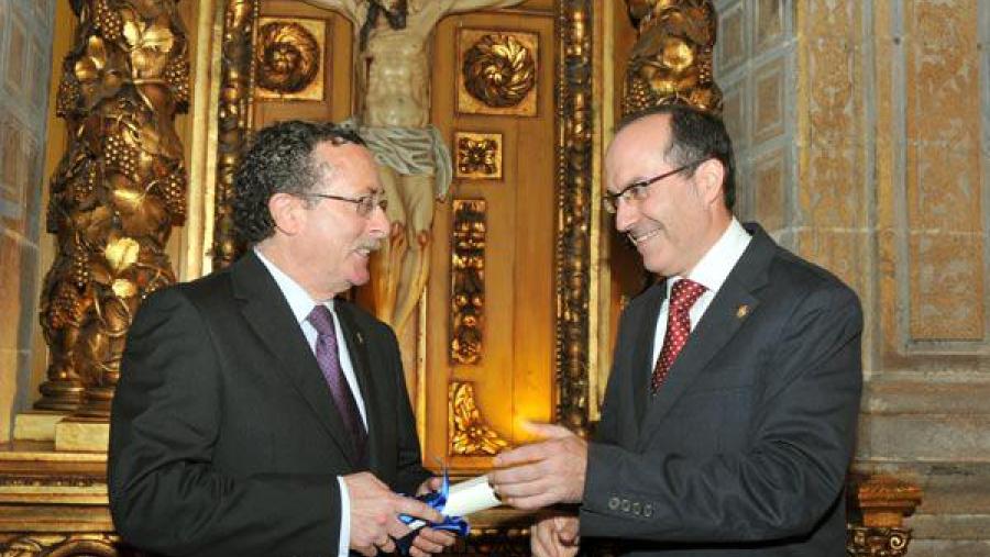 Manuel Puga recibiu a Insignia de Ouro de mans do reitor compostelán