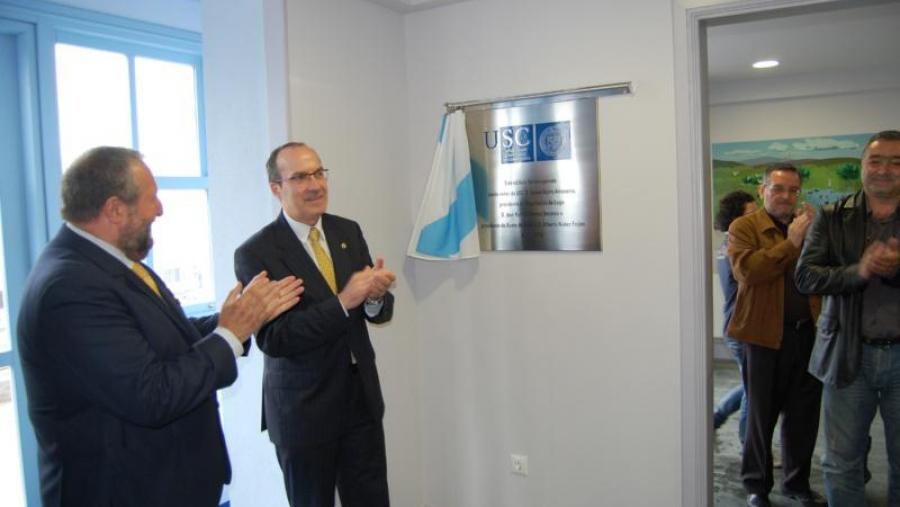 Senén Barro descubre a placa da nova sede do IBADER en Lugo en presenza do alcalde López Orozco