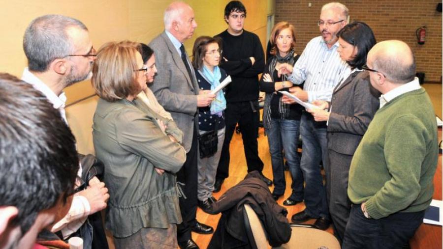 Os novos membros da Mesa do Claustro discuten acerca do desenvolvemento da xornada