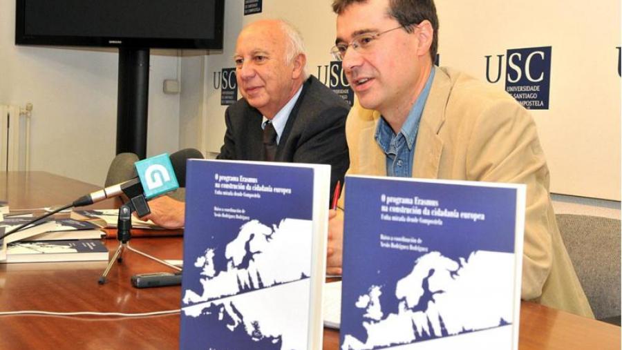 Presentaron o libro o reitor Juan Casares e o coordinador da obra, o profesor Xesús Rodríguez