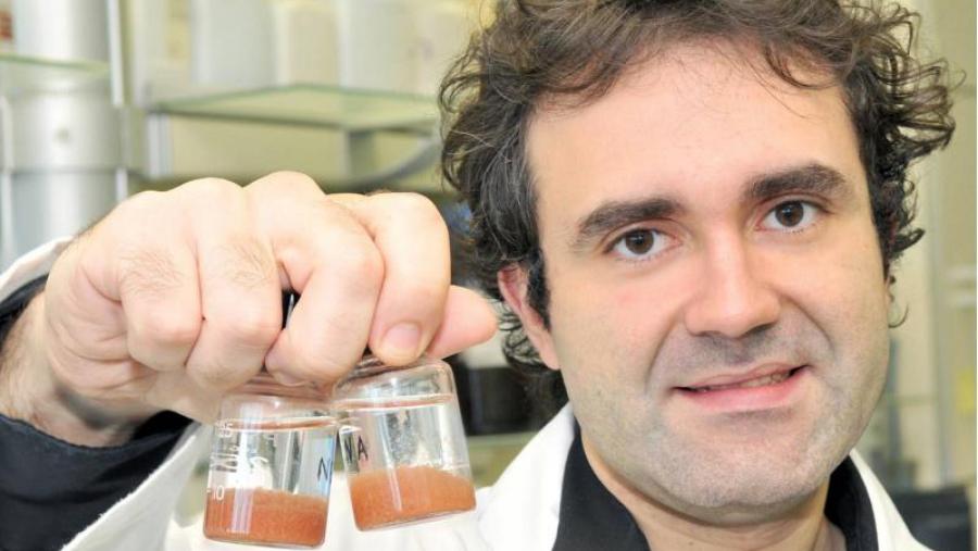 Un investigador da ETSE traballa na mellora dos sistemas de depuración de compostos de nitróxeno en augas residuais