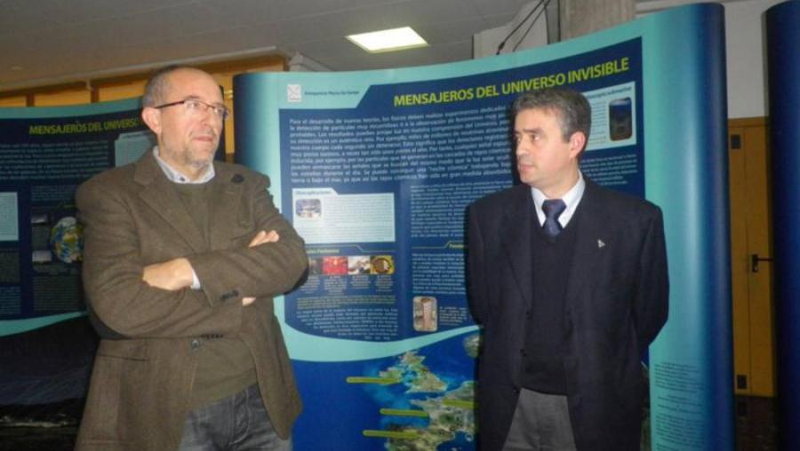 O decano da Facultade de Física, Luís Miguel Varela, (á dereita) e o profesor Gonzalo Parente