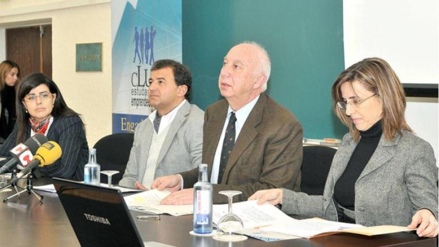 No centro da imaxe o reitor da USC, Juan Casares, acompañado do conselleiro de Industria, a directora da Cátedra Bancaja USC e a decana da Facultade de Económicas