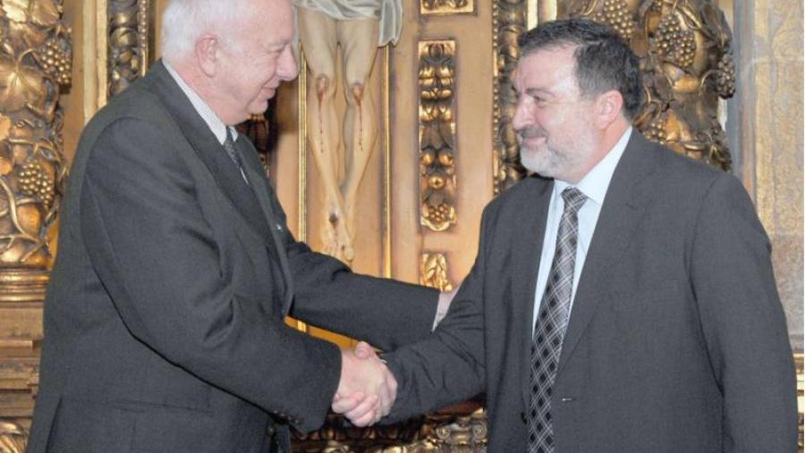 Juan Casares e Lois Ferradas saúdanse no acto protocolario celebrado en San Xerome