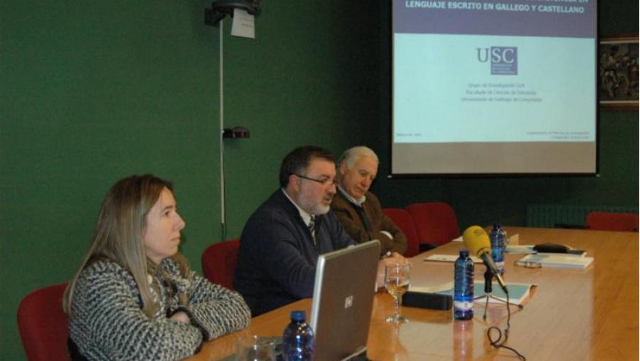 No centro da imaxe o decano da Facultade de Ciencias da Educación,  Lois Ferradás, e nos extremos os profesores Paula Outón e Andrés Suárez. Foto Alfonso