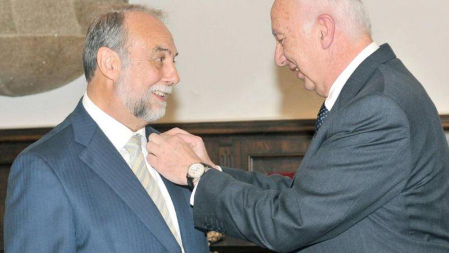 Na homenaxe, o reitor impúxolle a Insignia de Ouro ao profesor Jesús Izco