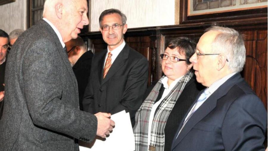 O reitor e o decano conversan instantes antes da toma de posesión, en presenza de Alejandro Macías e María del Carmen Yebra