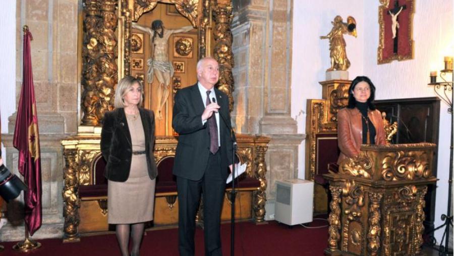 De esquerda a dereita, a decana, Isabel Sández; o reitor Juan Casares e a secretaria xeral,  Lourdes Noya