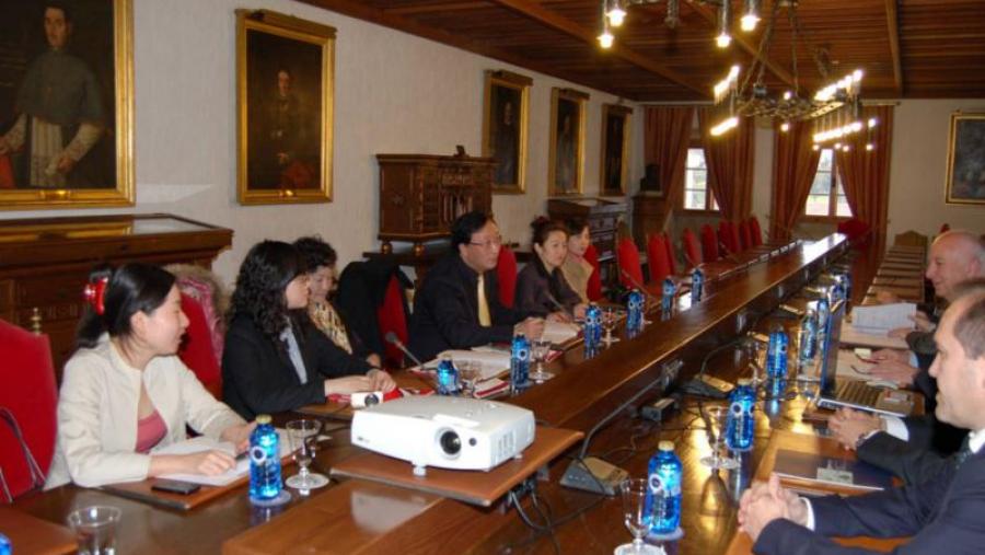 O reitor, Juan Casares, recibiu en San Xerome á delegación chinesa
