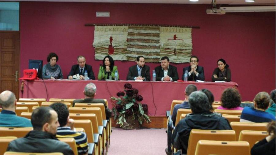 A secretaria xeral da USC e o decano de Dereito -no centro da imaxe- durante a presentación do libro e as unidades didácticas. Foto Alfonso