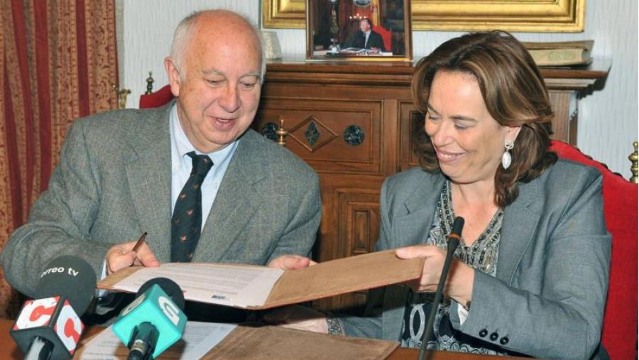 Juan Casares e Adela Quinzá nun momento do acto de sinatura celebrado en San Xerome