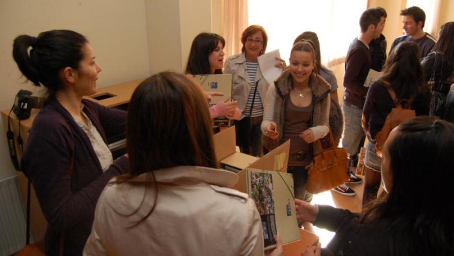Os rapaces foron agasallados con carpetas da USC antes de iniciar o percorrido polos centros do Campus de Lugo