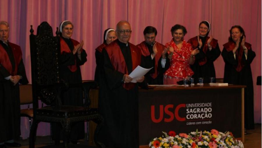 O profesor Francisco Puy Muñoz no acto de nomeamento como doutor  pola Universidade Sagrado Coraçao de Bauru (Brasil)