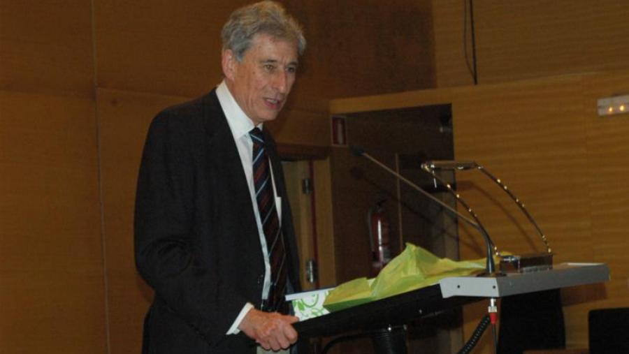 Os compañeiros do profesor Carlos Buján sorpréndeno cunha homenaxe na Facultade