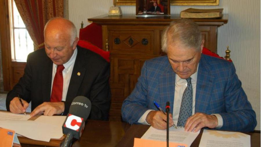 O reitor Juan Casares e o presidente de Aresa asinando o convenio en San Xerome (Foto: Alfonso)