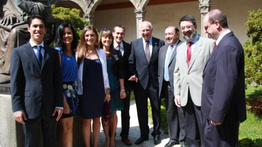 Os catro estudantes da XIV promoción do Máster de Medicina Oral, Cirurxía Oral, Alfonso Sande, Tamara García, Alejandra Piñeiro, Flavio Seijas e a madriña da promoción, Georgina Lindner (no centro),...
