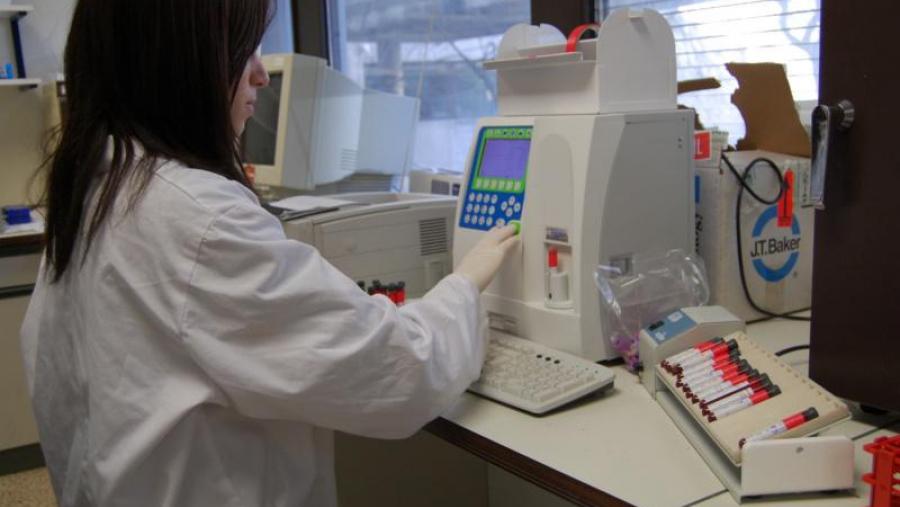 Unha investigadora traballando con mostras de sangue na USC