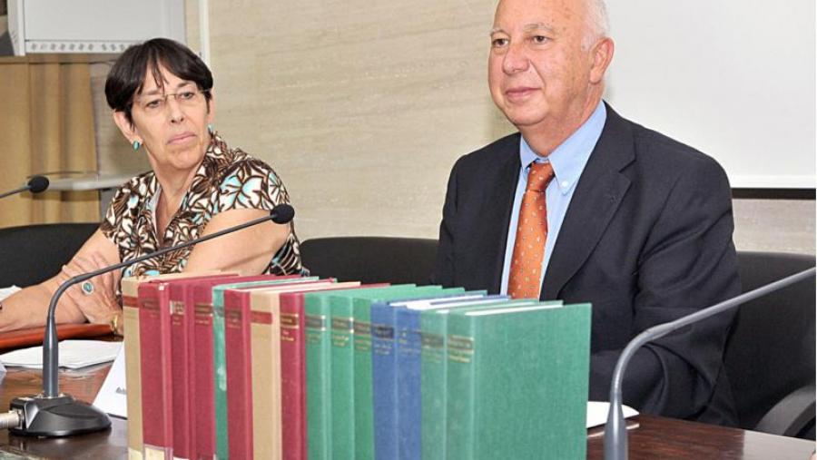 Laura M. Gould e Juan Casares con parte da colección doada este xoves en Filoloxía