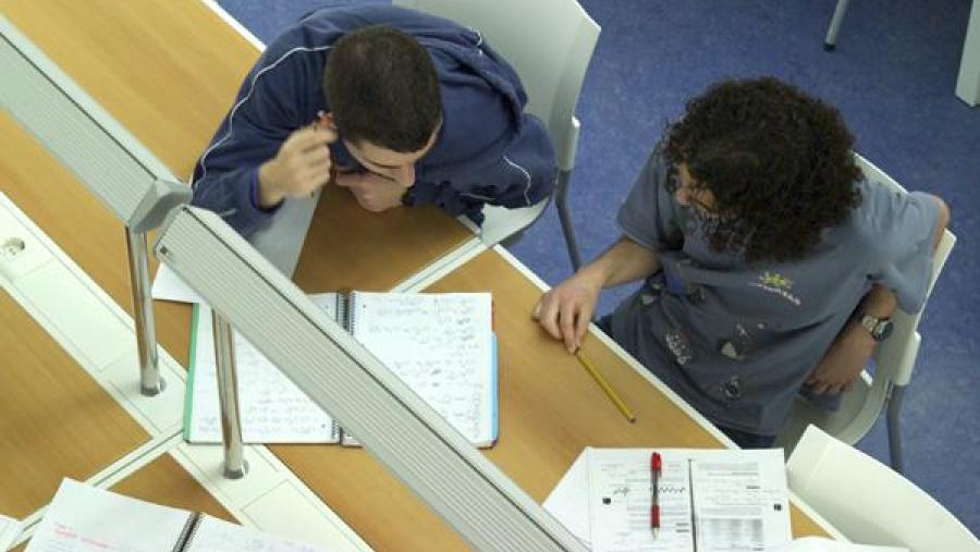 Premiaranse os dous mellores traballos académicos e o mellor proxecto de fin de carreira ou traballo de fin de grao redactados en galego neste curso académico 2011-2012