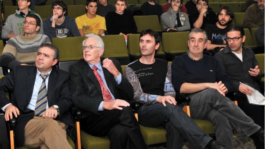 Glashow, segundo pola esquerda, agardando en Física os resultados dos experimentos do CERN