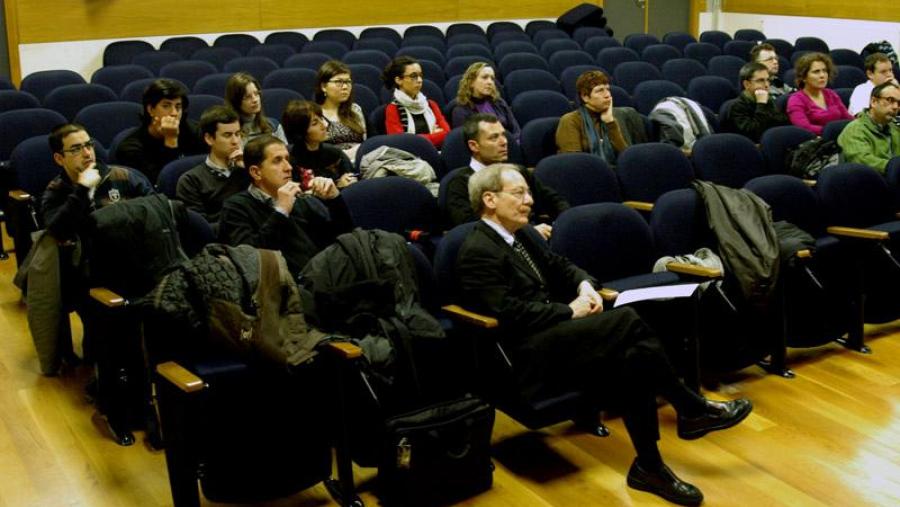 Estudantes de doutoramento en Economía comparten as súas investigacións na USC con Geoffrey Hewings 
