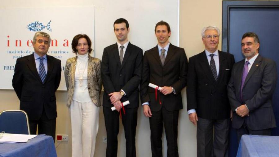 De esquerda a dereita, Enrique de Llano, presidente de Inesma; Ana Otero; Manuel Romero; Pedro Fernandes; José Manuel Gallardo, presidente del Premio Inesma; e Manuel Rey