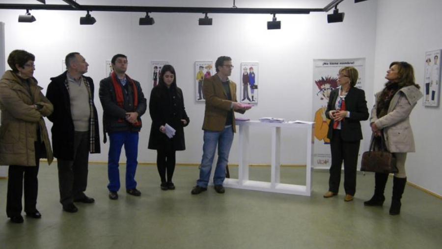 A vicerreitora Benita Silva, segunda pola dereita, inaugurou a mostra ‘Non ten nome!’ en Veterinaria, onde se poderá visitar ata o vindeiro día 27