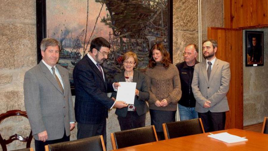 Benita Silva entregoulle o certificado ao decano de Medicina, Juan Gestal Otero