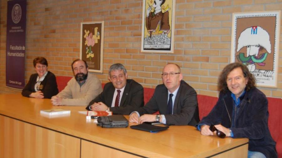 De esquerda a dereita, Mª Isabel González, Alexandre Veiga, Pedro García Herradón, Juan Blanco Valdés e Claudio Rodríguez Fer, durante o acto de presentación da revista